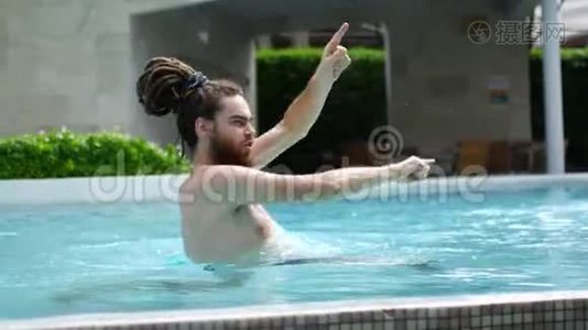 一个人在游泳池里跳舞，玩得很开心。 人因盼望已久而来，就欢喜、摇手视频