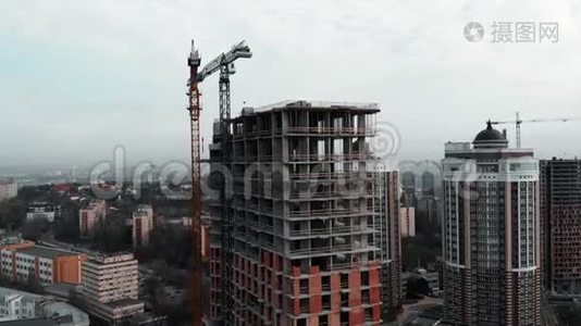 市中心未完工的住宅综合体.. 建筑起重机靠近开发大楼。 大都市建筑工程视频