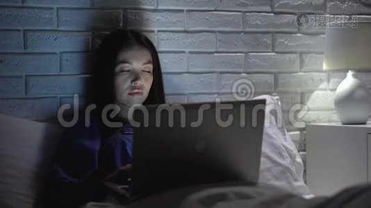 极度疲劳的亚洲女人，晚上在卧室里工作，工作狂视频