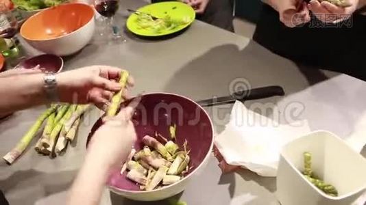 烹饪`的手清洁，切菜和准备芦笋为一个菜，食物大师级，选择性集中视频