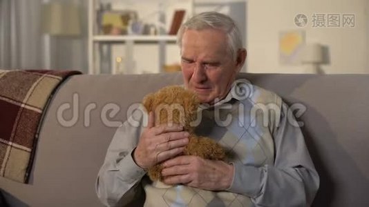 哭泣的老人拥抱泰迪熊，失去孙子，家庭支持视频