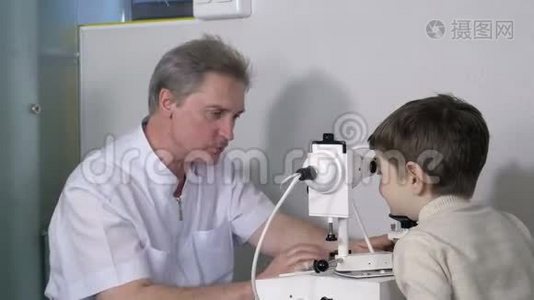 眼科检查，验光师在考场与小男孩视频