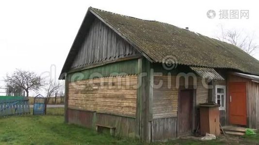 老木屋，森林村中的住宅村居屋，由不同的屋顶涂层结合而成视频