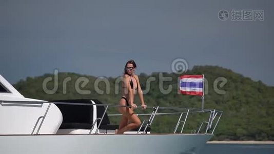 年轻苗条的模特在一艘豪华游艇上晒日光浴，在大洋湾扶手上视频