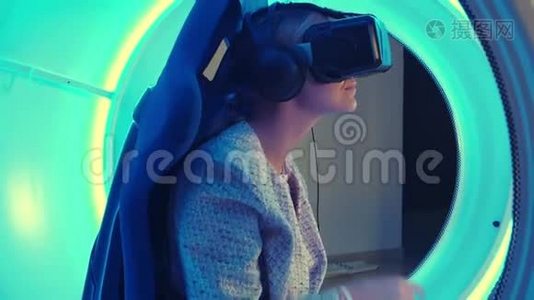 虚拟现实耳机选择虚拟现实会话游戏的年轻女性视频