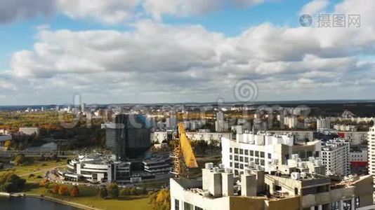 高层塔式建筑开发过程中黄色建筑起重机的近距离空中全景。视频