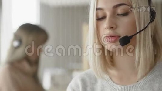 两名女性呼叫中心支持专家通过耳机与客户交谈。视频