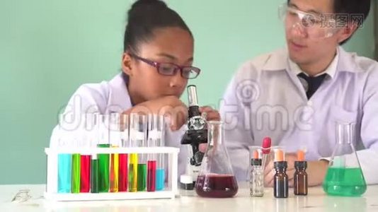 亚洲科学家教授非裔美国人如何在科学课堂上使用显微镜视频