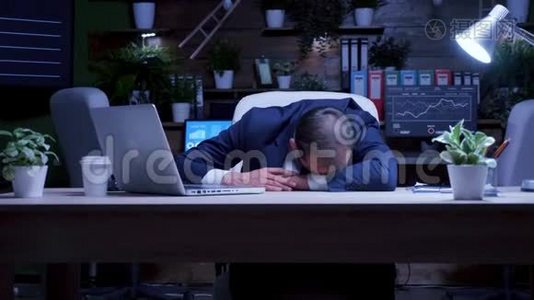 工作过度的商人晚上在办公室睡着了视频