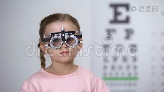 儿童戴特殊眼镜，闭眼检查视力，散光诊断视频
