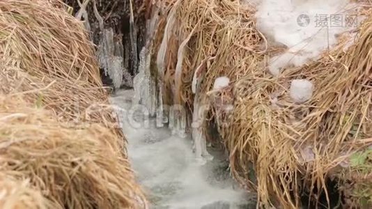 冬天的小溪水视频