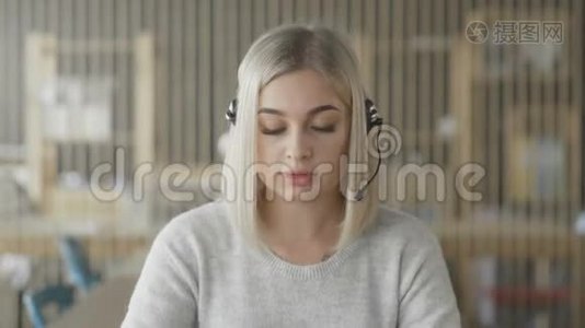 在线技术支持工作者.. 头戴耳机的金发女人视频