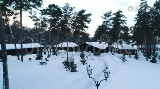 冬季小屋的鸟瞰图视频