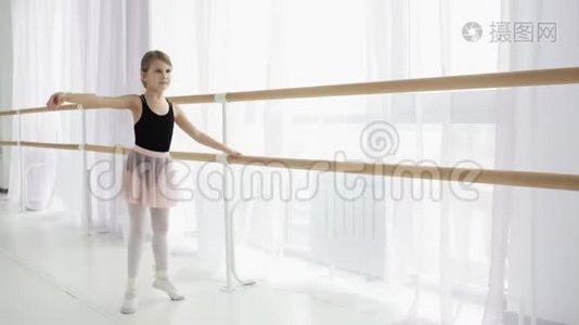 穿着黑色和粉色舞服训练的芭蕾舞女。视频