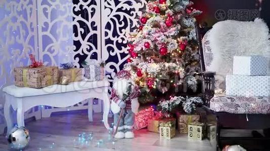 美丽的新年`房间有一棵圣诞树、礼物、球和摇椅视频