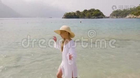 穿着柳条帽在海滨散步的可爱少女视频