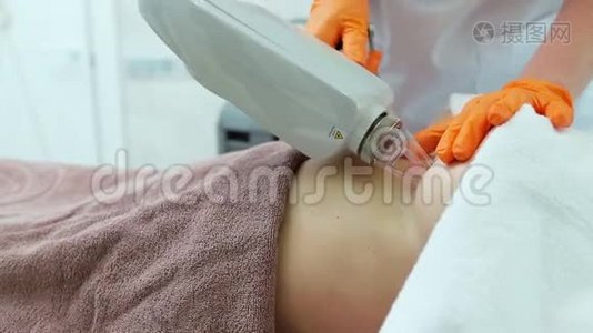 女性在护肤美容诊所接受激光皮肤治疗或激光重铺疤痕。 重铺地面视频
