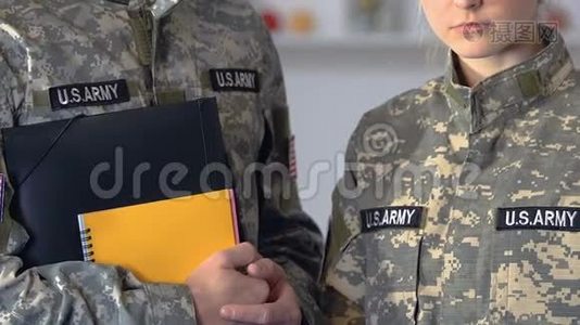 持有笔记本、学院教育和培训的男女军事学生视频