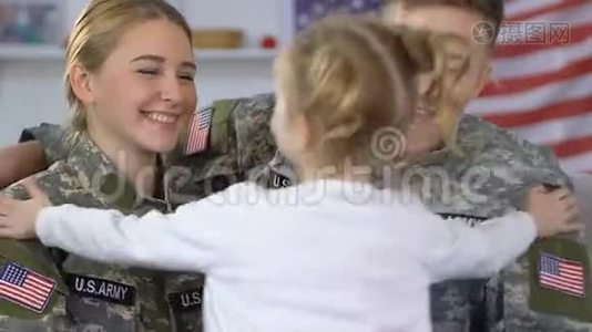 年轻的军人夫妇拥抱女儿，家庭联系，返校节快乐视频