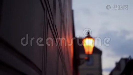 街墙锻铁灯笼燃烧着黄色浪漫的光模糊，傍晚浪漫的气氛视频