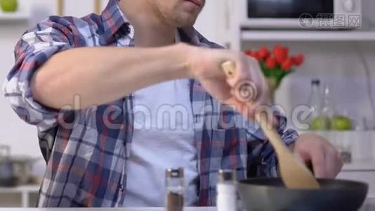 人做早餐，在煎锅中加入磨椒，调味视频