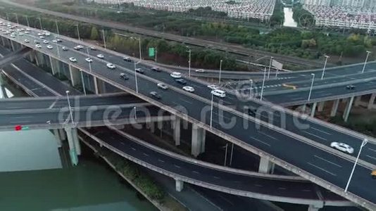 带有移动汽车的道路交叉口的空中全景。 交通繁忙的道路交汇处或公路交汇处视频