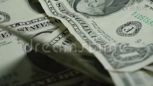 一美元钞票被压在一大堆钞票上视频