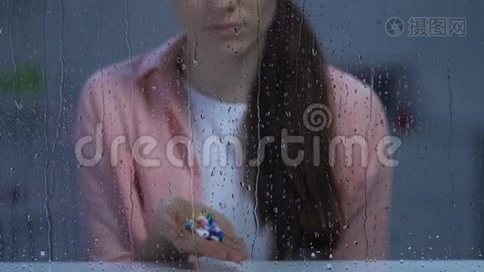 孤独的病妇拿着药掌靠近雨窗望着镜头视频