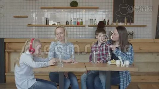 有孩子的单身女性在咖啡馆里休闲视频