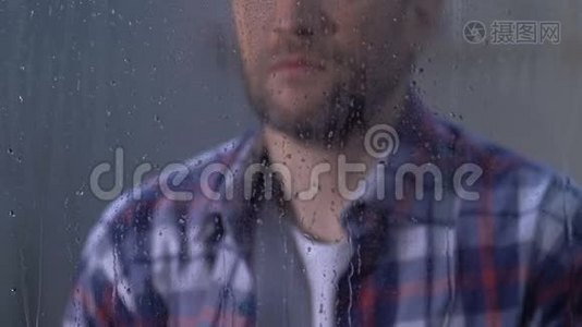 孤独抑郁的男性在雨天看窗，生活烦恼，悲伤视频