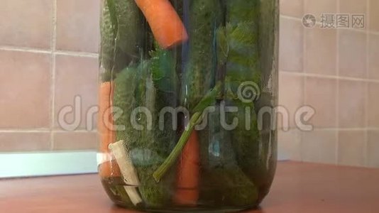 自制泡菜，酸黄瓜，冬季罐装健康蔬菜视频