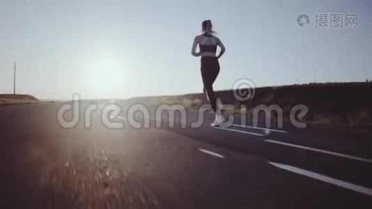在阳光明媚的道路上，有着运动女孩奔跑的标记视频