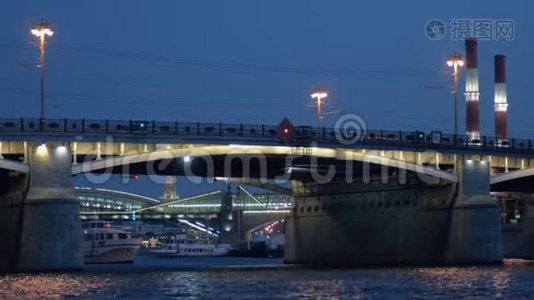旅游船在莫斯科市中心的一座桥下航行视频