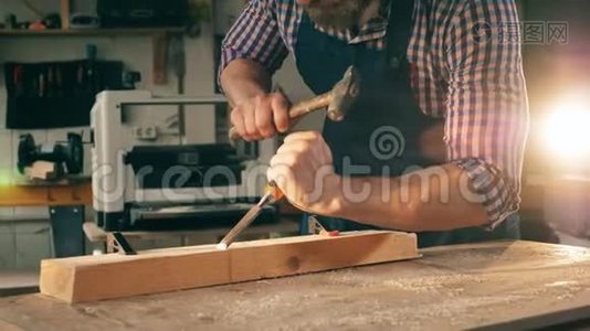 男性木匠在使用木材时使用工具。视频