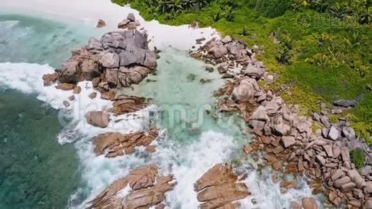 空中无人机拍摄的热带天堂海滩AnseCoco。 岩石海岸，白色沙滩环绕视频