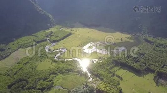 白天上景的河流蜿蜒穿过山谷视频