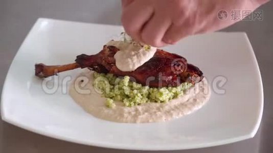 厨师装饰小鸟鸭的微绿色烤腿.. 手的特写动作视频
