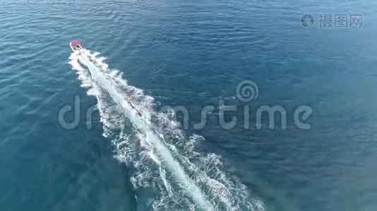 一个人在大海中醒来，骑在摩托艇后面，空中射击，4K视频