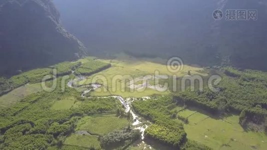 景观与河流在田野和沼泽的上层景观视频