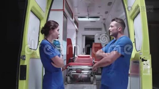护士晚上在救护车上和士兵交谈。视频