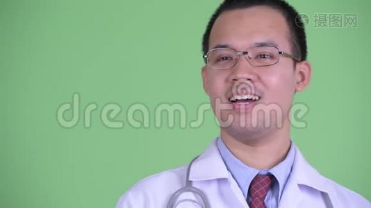 戴眼镜的快乐亚洲男医生的脸视频