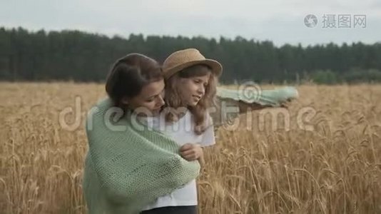 美丽的母亲拥抱她的小女儿，说话，微笑视频