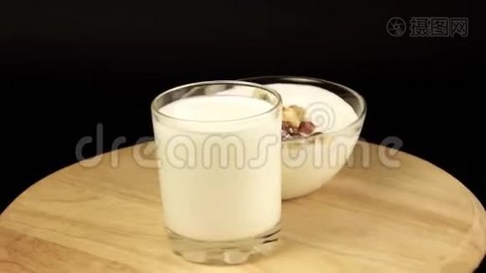 一杯牛奶和一盘带坚果的酸奶可以360度旋转视频