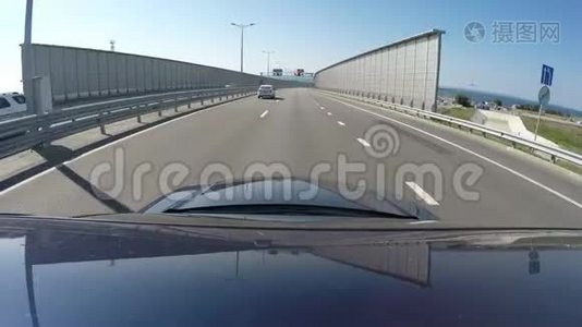 新克里米亚大桥入口。 照相机安装在蓝色汽车的车顶上视频