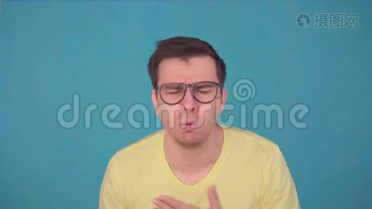 戴眼镜和t恤的中年男子哮喘发作，使用喷雾剂视频