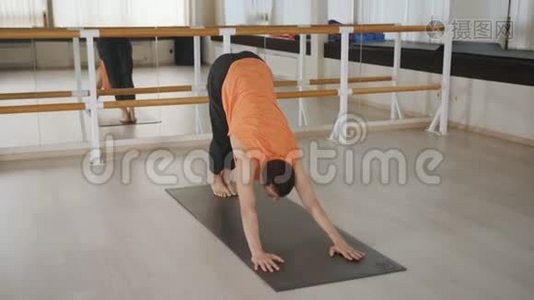 人在运动馆从事专业瑜伽..视频