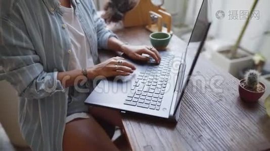 坐在办公桌前的女人手提电脑工作视频