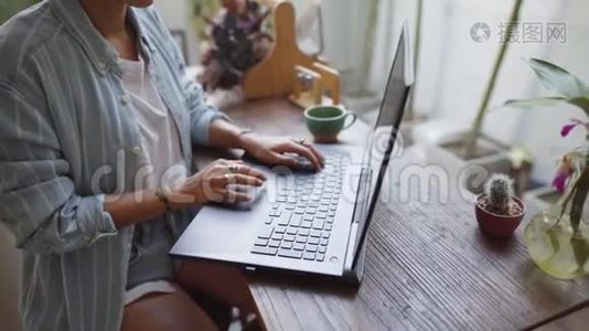 坐在办公桌前的女人手提电脑工作视频