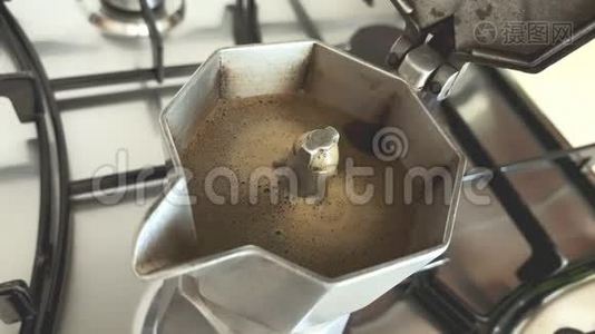 古老的复古咖啡莫卡与热意大利咖啡阿拉伯开始与泡沫缓慢运动，使用咖啡摩卡咖啡机。视频