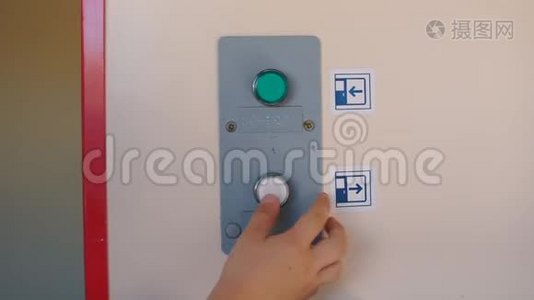 手指的特写按下地铁里的一个按钮。视频